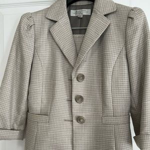 3/4 sleeve Women’s suit- Blazer and skirt, Tahari, size 2P
